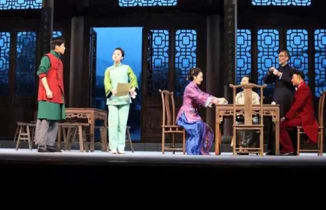 Ruisheng enters the Teahouse